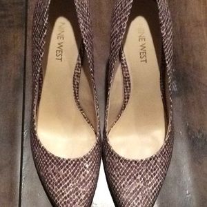 Nine West scaled black,grey, pink and taupe pump
